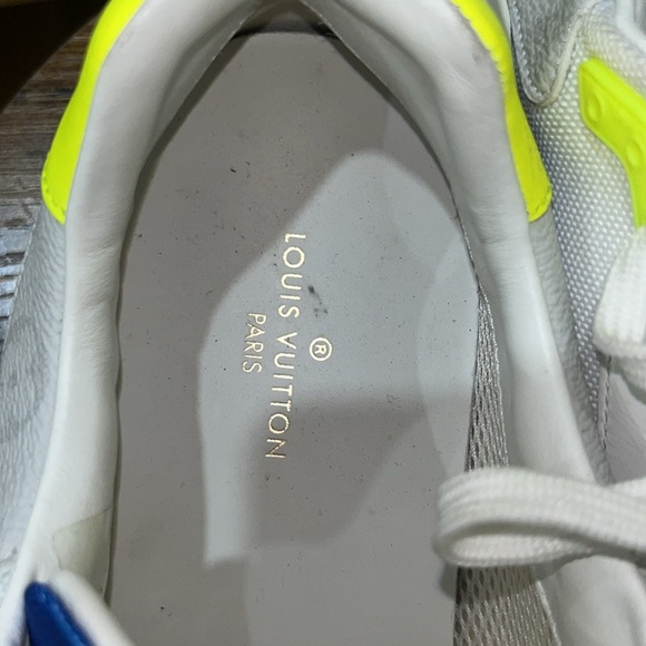 Louis Vuitton - Picture 3 of 5